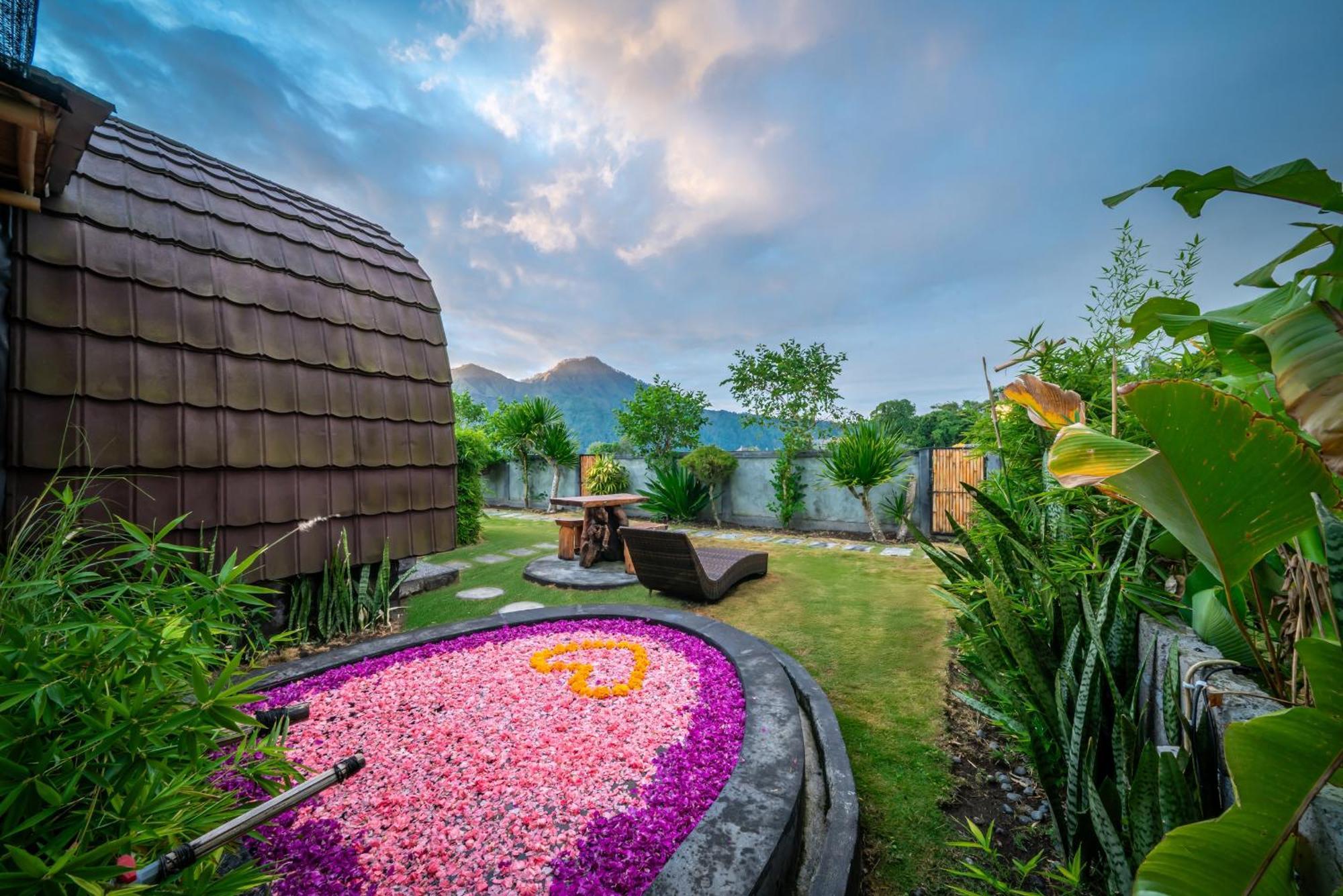 Tegal Bamboo Cottages & Private Hot Spring Baturaja  Kültér fotó