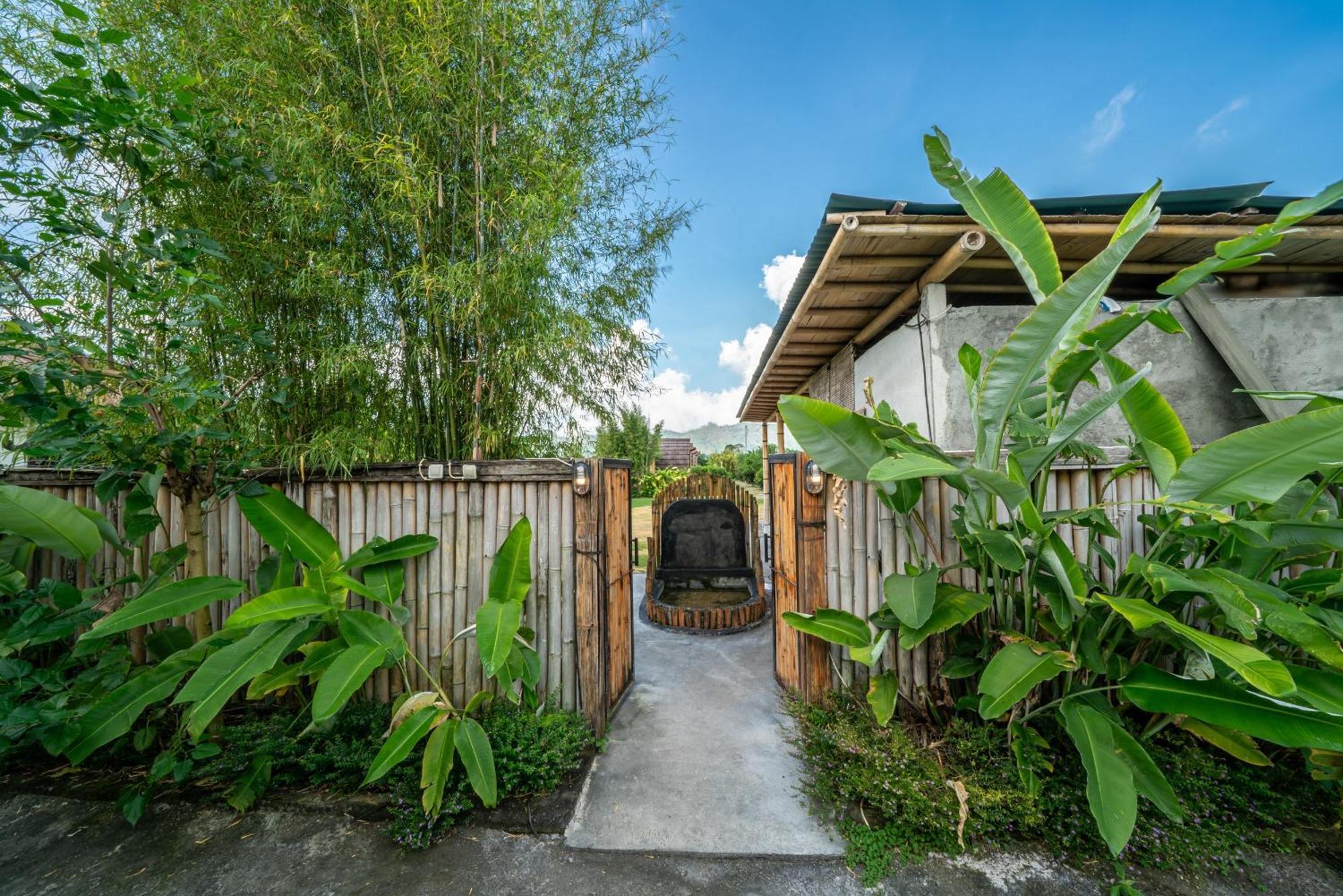 Tegal Bamboo Cottages & Private Hot Spring Baturaja  Kültér fotó